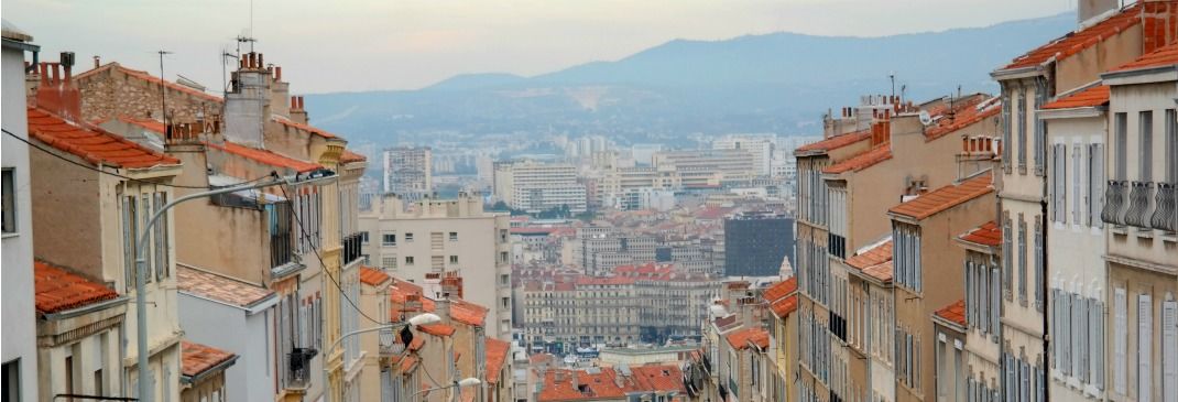 Blick über die Häuser von Marseille mit Bergpanorama